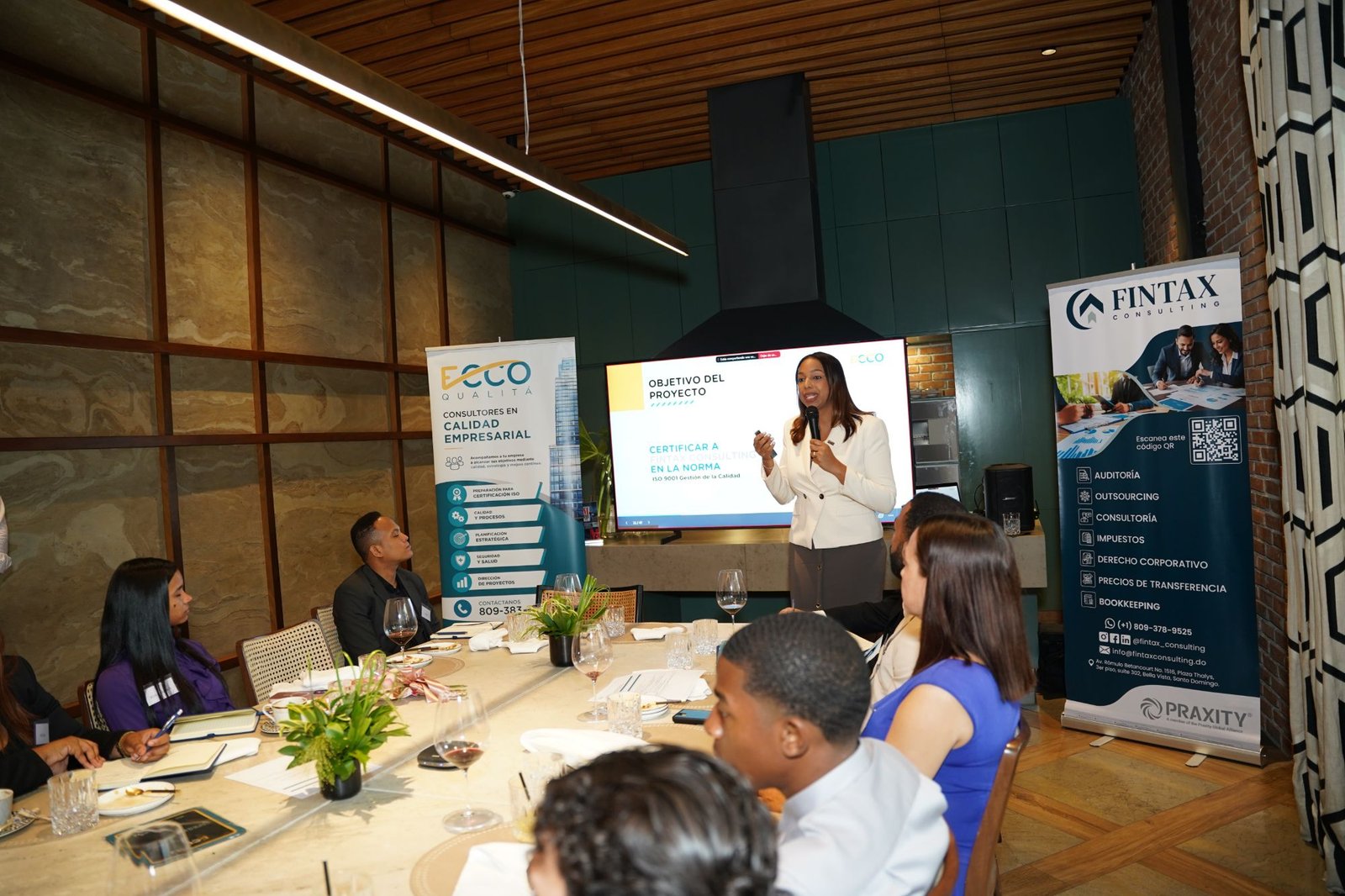 Presentación del objetivo del proyecto de certificación ISO 9001 al equipo de FINTAX Consulting y su público